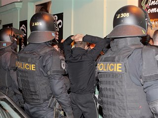 Policie zasahuje v centru Plzně proti fotbalovým fanouškům před utkáním Česka...