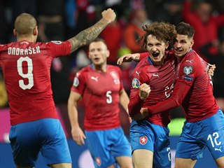 Český záložník Alex Král v objetí Lukáše Masopusta slaví důležitý gól v...