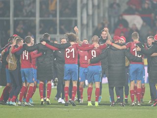 Čeští fotbalisté jásají z postupu na mistrovství Evropy. V rozhodujícím duelu...