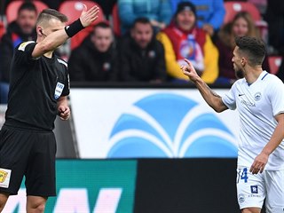 Liberecký záložník Alexandru Baluta spílá sudímu Zbyňku Proskemu, který mu dal...