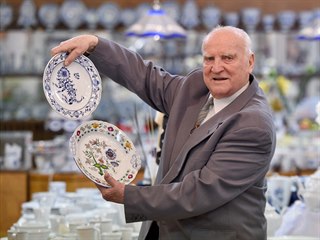 V čele dubské porcelánky Vladimír Feix stojí od roku 1970 a v roce 1991se stal...