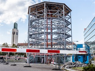 Pracovníci bourají cyklověž u hotelu Černigov v Hradci Králové (15.11.2019).