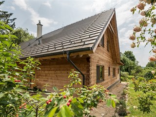 Borovicové dřevo dovezli majitelé z Rakouska. Hrubá stavba byla postavena za...