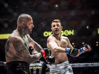 MMA zápasník a herec Jakub Štáfek knokautoval Petera Benka na turnaji Oktagon...