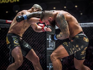 MMA zápasník Attila Végh (vlevo) trefuje soupeře Karlose Vémolu na turnaji...