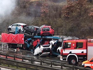 Nehoda tří kamionů na Pražském okruhu. (18. 11. 2019)