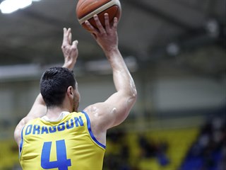 Rostislav Dragoun z Opavy střílí na koš Svitav.