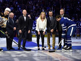 Slavnostní buly před duelem Toronto - Boston, zcela vpravo nový člen Hokejové...