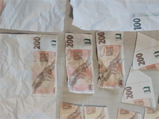 Za padělané bankovky nižší nominální hodnoty se mladému muži podařilo nakoupit.