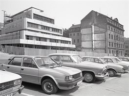 Ulice Velk Hradebn v st nad Labem z let 1982  1984. A souasn pohled.