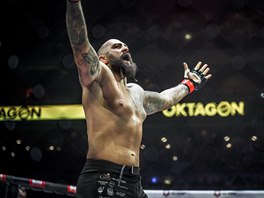 MMA zpasnk Michal Martnek slav spnou obhajobu psu ampiona Oktagonu.