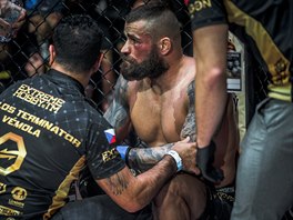 Ohromn zklamaný MMA zápasník Karlos Vémola. Prohrál na turnaji Oktagon 15....
