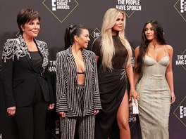 Kris Jennerová a její dcery Kourtney Kardashianová, Khloe Kardashianová a Kim...