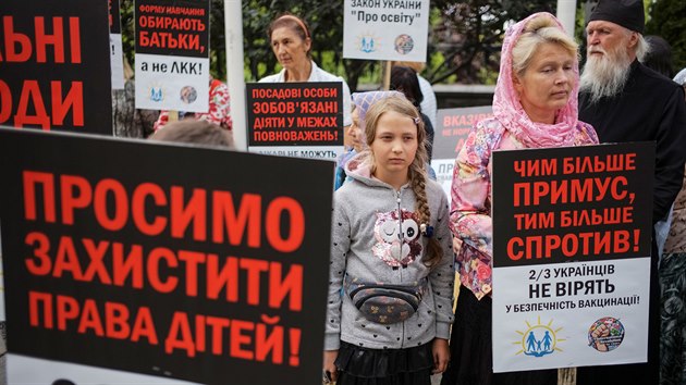 Kyjev. Demonstrace proti povinnosti okovat ky zkladnch kol a dti v mateskch kolkch (22. srpna 2019)