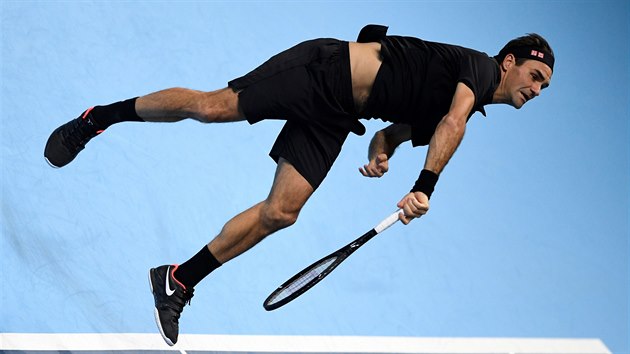 Roger Federer podv v souboji s Matteem Berrettinim na Turnaji mistr v Londn.