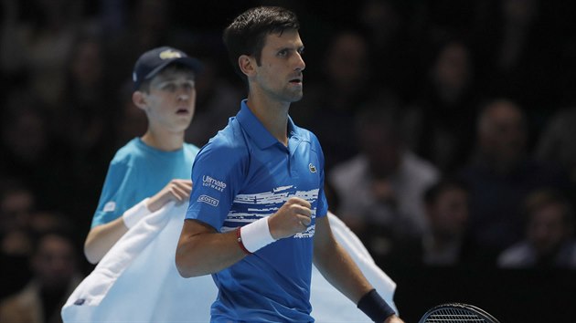 Novak Djokovi se povzbuzuje vcutkni proti Dominicu Thiemovi.