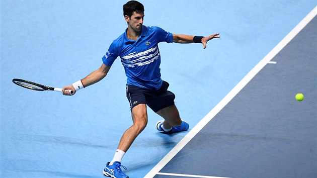 Novak Djokovi se napahuje k deru v souboji s Dominicem Thiemem.