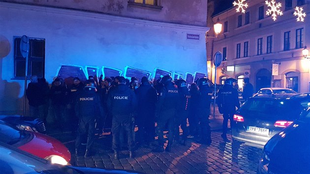Policie zasahuje proti fotbalovm fanoukm ped utknm R - Kosovo.