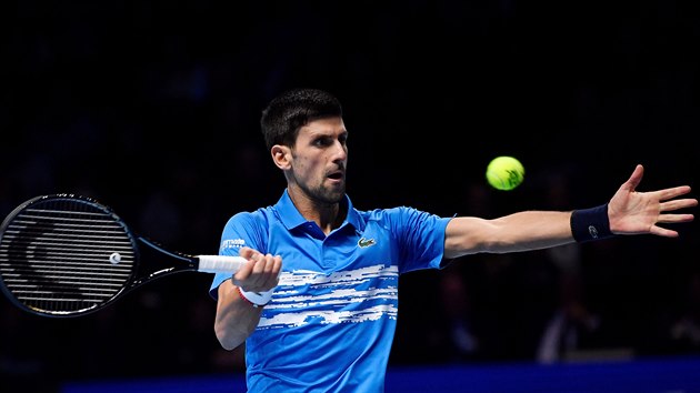 Novak Djokovi se sosted na der v utkn s Rogerem Federerem.