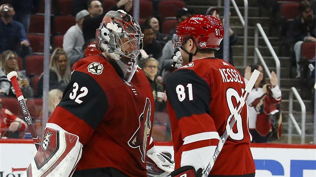 Antti Raanta a Phil Kessel z Arizony se spokojen pochechtvaj. Prv porazili Los Angeles.