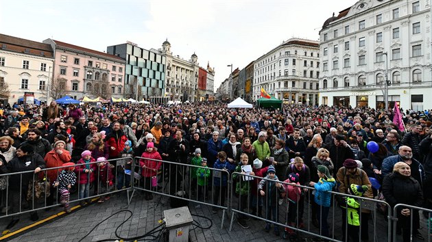 Centrln nmst Svobody v Brn pi oslavch 17. listopadu zaplnily tisce...