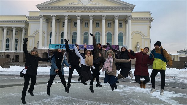 Ostrovsk divadeln soubor HOP-HOP ped divadlem v rusk umeni.