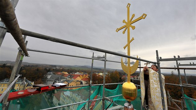 Otec Vít Metoděj Kout světí nově zrekonstruovanou věž chrámu sv. Olgy. Liturgie se koná na lešení ve výšce 33 metrů (17 pater) na vrcholu nejvyšší chrámové věže u pozlaceného pravoslavného kříže.