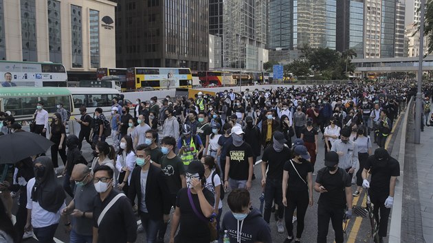 Protestujc v ulicch Hongkongu. (11. listopadu 2019)