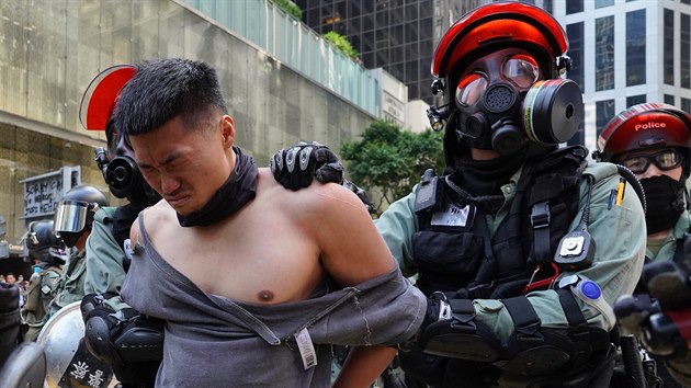 Jeden ze zadrench demonstrant v Hongkongu. (11. listopadu 2019)