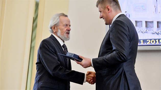 Nkdej diplomat a velvyslanec Karel tindl pevzal  v Praze od ministra zahrani Tome Petka (vpravo) ocenn Za zsluhy o diplomacii. (18. listopadu)