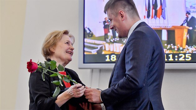 Slovensk diplomatka a hereka Magda Vryov pevzala v Praze od ministra zahrani Tome Petka ocenn Za zsluhy o diplomacii. (18. listopadu 2019)