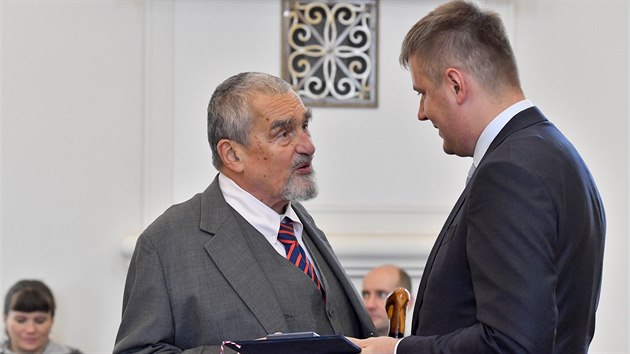Bval ministr zahrani Karel Schwarzenberg pevzal  v Praze od ministra zahrani Tome Petka (vpravo) ocenn Za zsluhy o diplomacii. (18. listopadu)