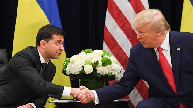 Americk prezident Donald Trump (vpravo) a jeho ukrajinsk protjek Volodymyr Zelenskyj pi setkn v New Yorku (25. z 2019)