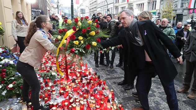 Na Nrodn td byli primtor Prahy Zdenk Hib. Lid ho vtali potleskem. (17. listopadu 2019)