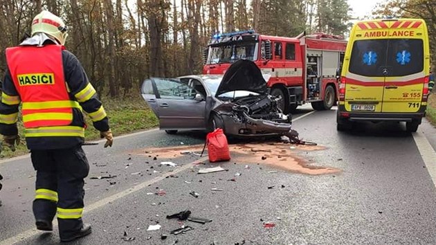 U Doban na Plzesku se srazila tyi auta, na mst zasahovaly vechny sloky IZS (16. listopadu 2019).