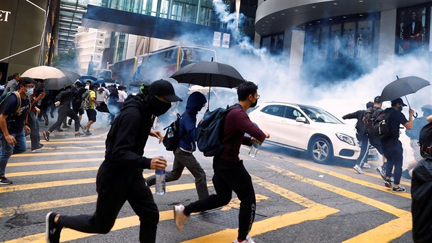 Demonstranti v Hongkongu prchaj ped policisty, kte proti nim pouili slzn plyn. (11. listopadu 2019)