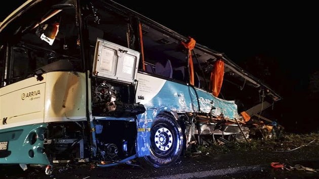 Autobus, kter po srce s nkladnm autem havaroval u Nitry. (13. listopadu 2019)