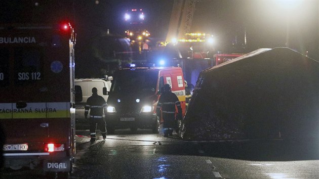 Pi nehod autobusu a nkladnho auta u Nitry zahynulo 12 lid. (13. listopadu 2019)