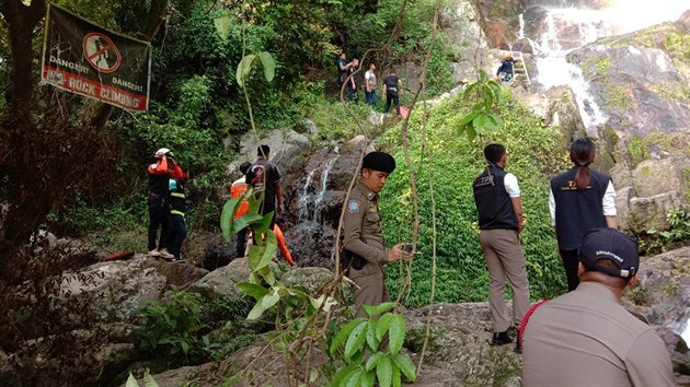 Francouzsk turista zemel v Thajsku po pdu z vodopdu, kdy si chtl podit selfie fotografii. Zchrani u mu pomoct nedokzali. (14. listopadu 2019)