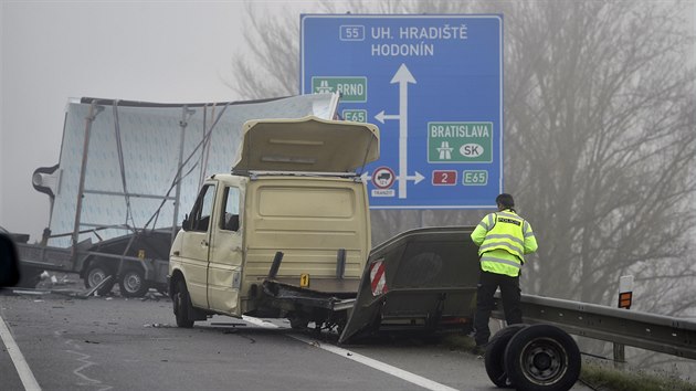 Při nehodě autobusu, dodávky s návěsem a osobního auta se u Břeclavi zranilo šest lidí. (14. listopadu 2019)