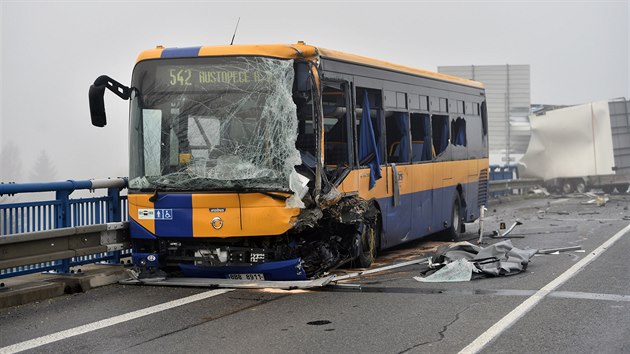 Pi nehod autobusu, dodvky s nvsem a osobnho auta se u Beclavi zranilo est lid. (14. listopadu 2019)