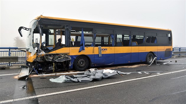 Při nehodě autobusu, dodávky s návěsem a osobního auta se u Břeclavi zranilo šest lidí. (14. listopadu 2019)