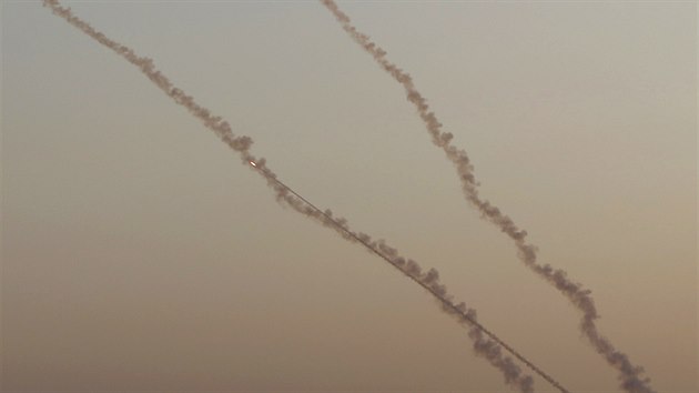 Rakety smujc z psma Gazy na zem Izraele. (14. listopadu 2019)