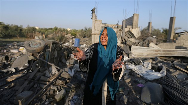 Palestinsk ena z okol domu, kter zniila exploze izraelskch raket v psmu Gazy. (14. listopadu 2019)