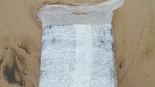 Na pli u francouzskho Capbretonu se objevily balky s kokainem. (11. listopadu 2019)