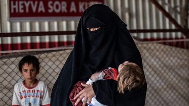 Žena s dětmi v syrském táboře al-Húl pro rodiny členů Islámského státu (23. července 2019)