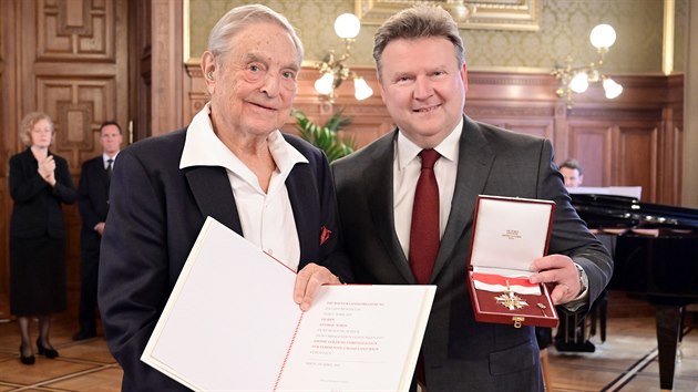 George Soros dostal od vdeskho starosty Michaela Ludwiga  Zlat odznak za zsluhy spolkov zem Vde. (14. listopadu 2019)