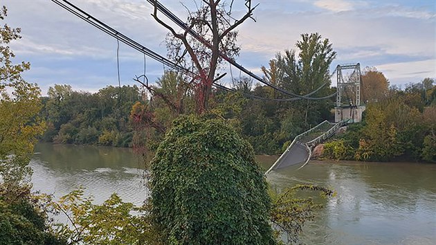 Nedaleko jihofrancouzskho msta Toulouse se ztil most. (18. listopadu 2019)