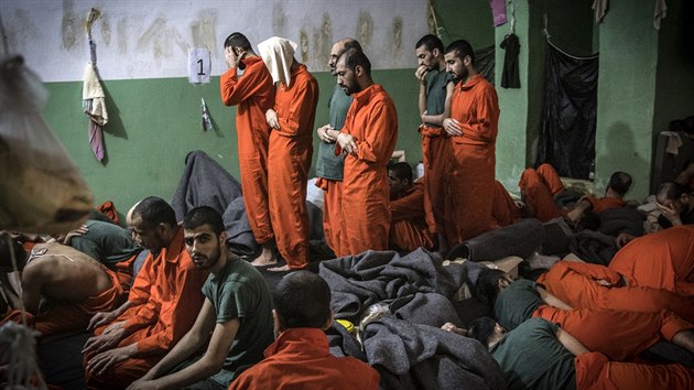 Bojovníci Islámského státu zadržovaní ve věznici u syrského města Hasaka (26. října 2019)