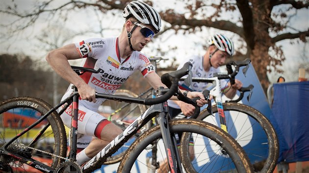 Belgian Eli Iserbyt (vpedu) na trati SP v Tbe, v pozad je pozdj vtz Mathieu Van Der Poel z Nizozemska.